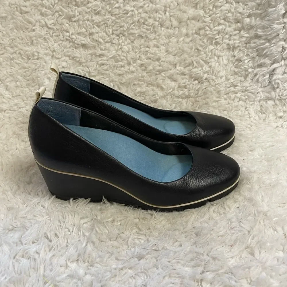 Betabrand All Weather Leather Black & White piping slip on wedge shoes SZ9